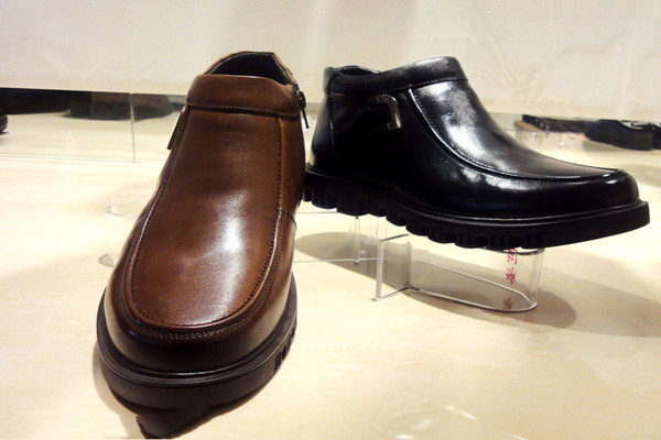 皮鞋滴水變色是好皮嗎 皮鞋為什么會(huì)滴水變色 皮鞋滴水變色是好皮嗎 皮鞋為什么會(huì)滴水變色