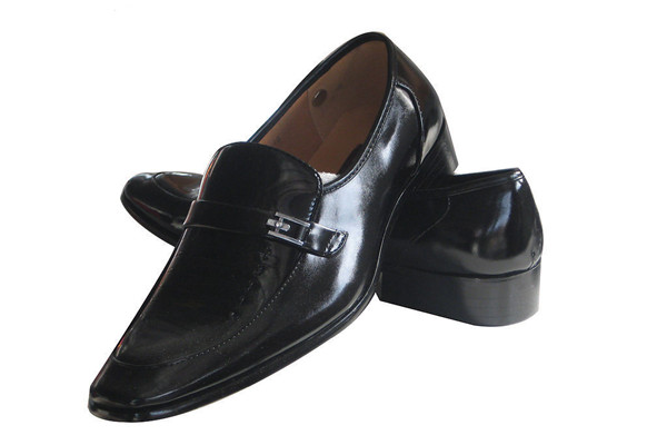 皮鞋滴水變色是好皮嗎 皮鞋為什么會(huì)滴水變色 皮鞋滴水變色是好皮嗎 皮鞋為什么會(huì)滴水變色