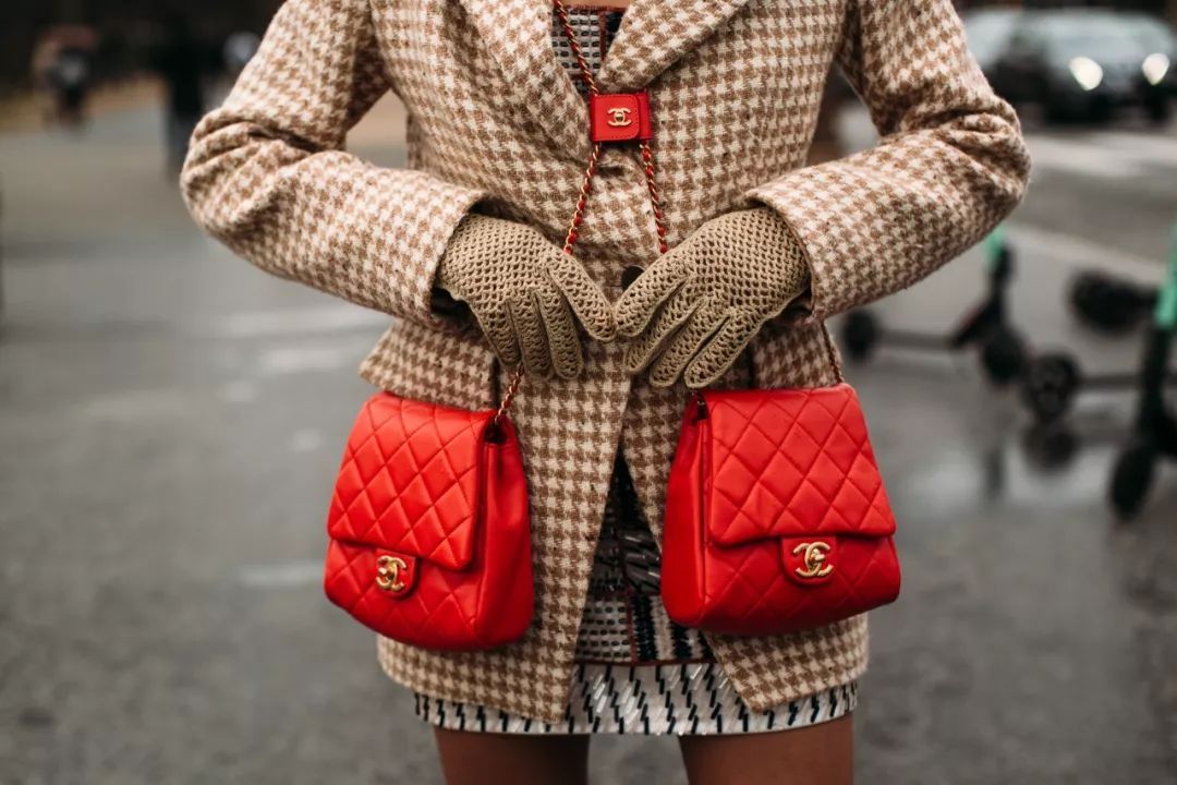 香奈兒雙挎包多少錢(qián) 香奈兒雙挎包怎么分開(kāi)背