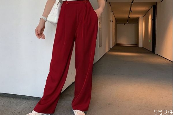 拖地褲應(yīng)該搭配什么外套 拖地褲的搭配技巧 拖地褲應(yīng)該搭配什么外套 拖地褲的搭配技巧