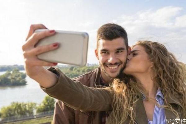 戀愛(ài)的時(shí)候怎么學(xué)會(huì)撒嬌 正確打開(kāi)向男友撒嬌的方式 戀愛(ài)的時(shí)候怎么學(xué)會(huì)撒嬌 正確打開(kāi)向男友撒嬌的方式