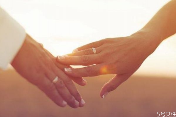 婚姻中男人愛不愛你應該看什么 婚姻中愛你的的男人表現 婚姻中男人愛不愛你應該看什么 婚姻中愛你的的男人表現