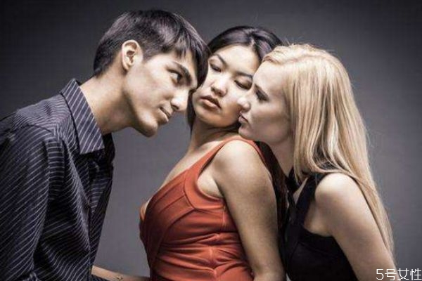 戀愛中花心男生的表現 戀愛中怎么分辨男生是不是花心