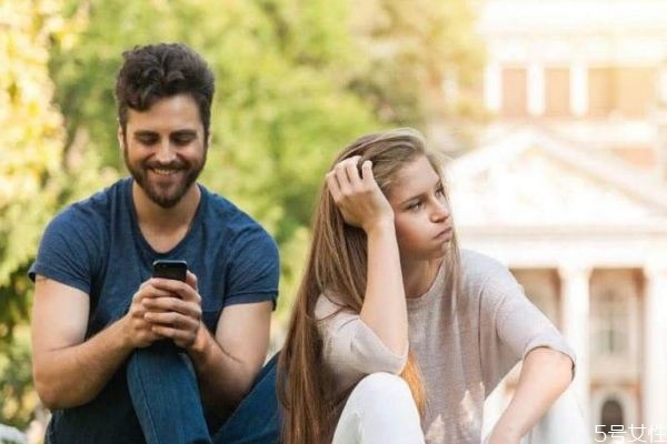 戀愛中花心男生的表現 戀愛中怎么分辨男生是不是花心