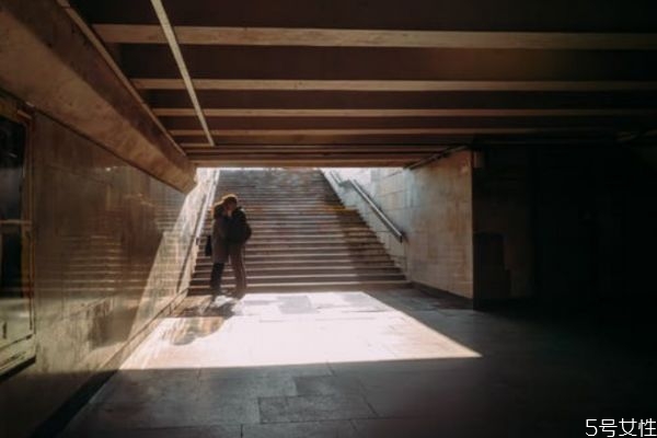 老公愛上別人還能挽回嗎 老公愛上別人的表現(xiàn) 老公愛上別人還能挽回嗎 老公愛上別人的表現(xiàn)