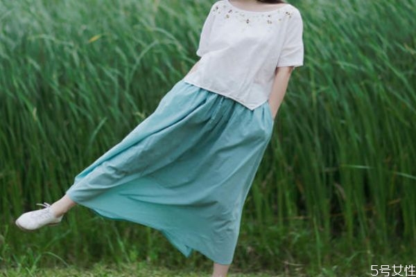 a字長(zhǎng)裙搭配什么上衣 a字長(zhǎng)裙怎么搭配好看 a字長(zhǎng)裙搭配什么上衣 a字長(zhǎng)裙怎么搭配好看