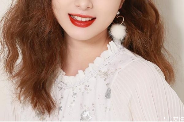 抹了口紅嘴疼是為什么 口紅辣嘴是什么原因 抹了口紅嘴疼是為什么 口紅辣嘴是什么原因