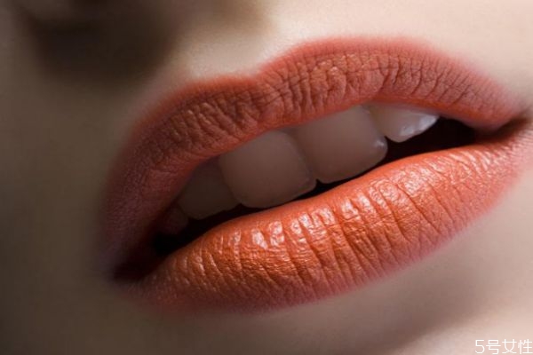 抹了口紅嘴疼是為什么 口紅辣嘴是什么原因 抹了口紅嘴疼是為什么 口紅辣嘴是什么原因