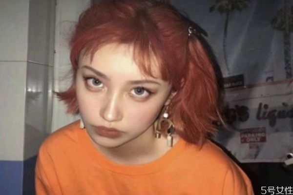 橙紅色頭發(fā)顯皮膚白嗎 橙紅色頭發(fā)顯老氣嗎 橙紅色頭發(fā)顯皮膚白嗎 橙紅色頭發(fā)顯老氣嗎