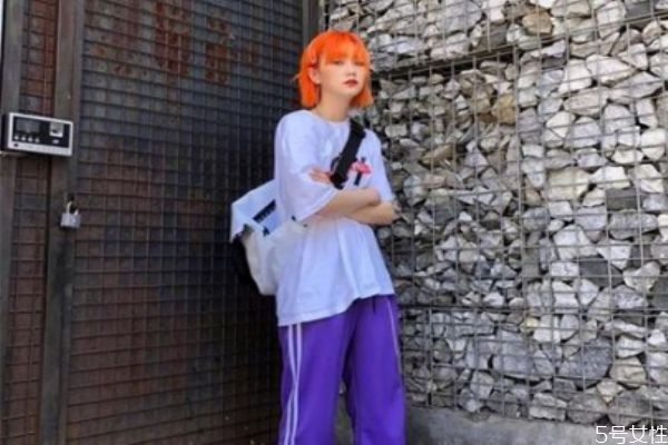 橙紅色頭發(fā)顯皮膚白嗎 橙紅色頭發(fā)顯老氣嗎 橙紅色頭發(fā)顯皮膚白嗎 橙紅色頭發(fā)顯老氣嗎