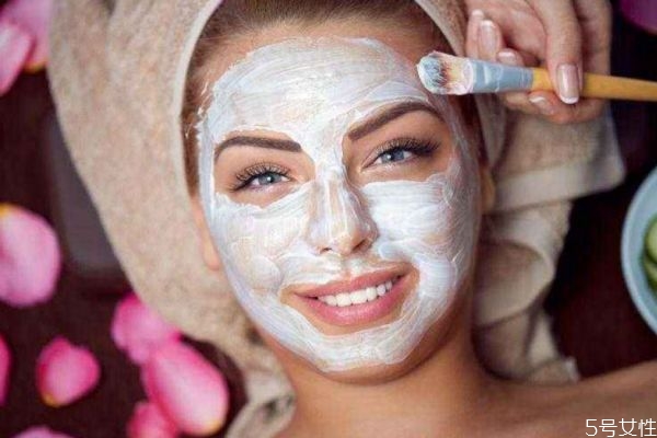 皮膚倒拔干的原因 為什么皮膚會倒拔干 皮膚倒拔干的原因 為什么皮膚會倒拔干