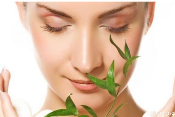 皮膚倒拔干的原因 為什么皮膚會倒拔干 皮膚倒拔干的原因 為什么皮膚會倒拔干