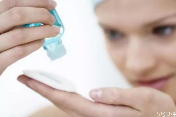 臉上的毛孔里有白色的臟東西怎么辦 去除毛孔里的臟東西 臉上的毛孔里有白色的臟東西怎么辦 去除毛孔里的臟東西