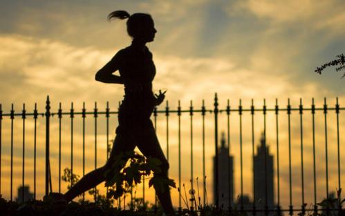 晚上跑步對(duì)睡眠有幫助嗎 晚上怎么跑步能促進(jìn)睡眠 晚上跑步對(duì)睡眠有幫助嗎 晚上怎么跑步能促進(jìn)睡眠