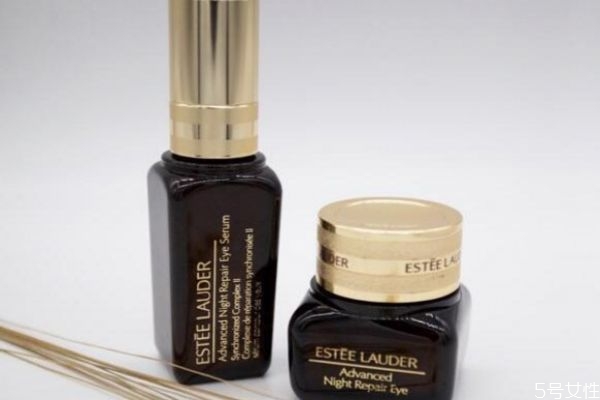 只用眼部精華不用眼霜可以嗎 眼霜好還是眼精華 只用眼部精華不用眼霜可以嗎 眼霜好還是眼精華