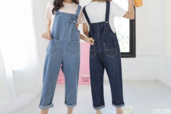 牛仔背帶褲適合什么身材 什么身材適合牛仔背帶褲 牛仔背帶褲適合什么身材 什么身材適合牛仔背帶褲