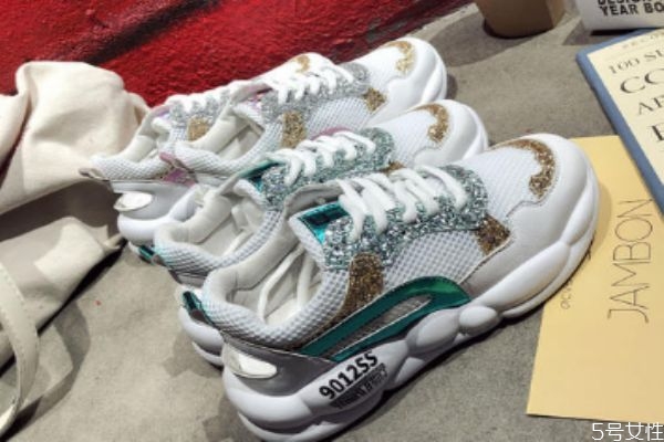 老爹鞋應(yīng)該怎么搭配褲子 老爹鞋搭配褲子的方法 老爹鞋應(yīng)該怎么搭配褲子 老爹鞋搭配褲子的方法