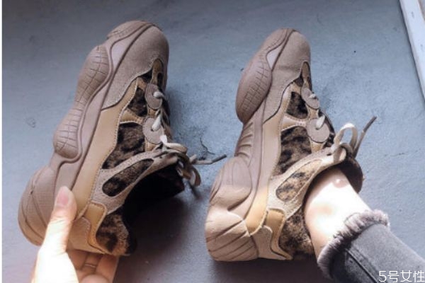 老爹鞋應(yīng)該怎么搭配褲子 老爹鞋搭配褲子的方法 老爹鞋應(yīng)該怎么搭配褲子 老爹鞋搭配褲子的方法