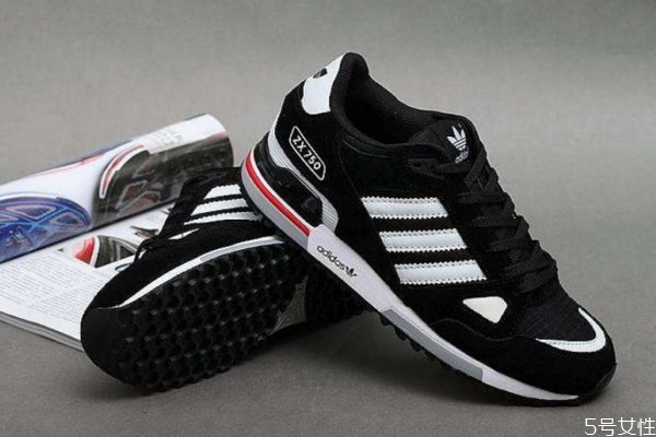 阿迪達(dá)斯三葉草和三條的區(qū)別 三葉草和三條的不同 阿迪達(dá)斯三葉草和三條的區(qū)別 三葉草和三條的不同