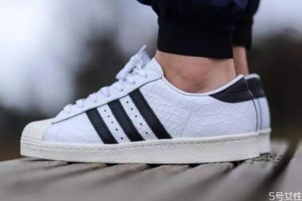 阿迪達(dá)斯貝殼頭夏天穿熱嗎 貝殼頭夏天可以穿嗎 阿迪達(dá)斯貝殼頭夏天穿熱嗎 貝殼頭夏天可以穿嗎