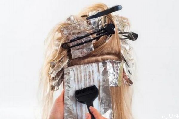 頭發(fā)干枯的原因有什么 為什么頭發(fā)會干枯 頭發(fā)干枯的原因有什么 為什么頭發(fā)會干枯