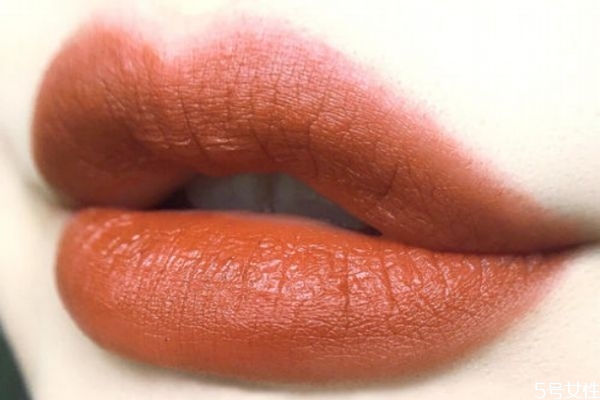 霧面口紅和鏡面口紅哪個(gè)好用 分別適合不同人群 霧面口紅和鏡面口紅哪個(gè)好用 分別適合不同人群