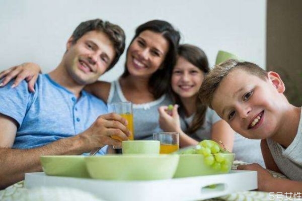 再婚家庭應(yīng)該忌諱哪些事 什么事情再婚家庭最忌諱 再婚家庭應(yīng)該忌諱哪些事 什么事情再婚家庭最忌諱