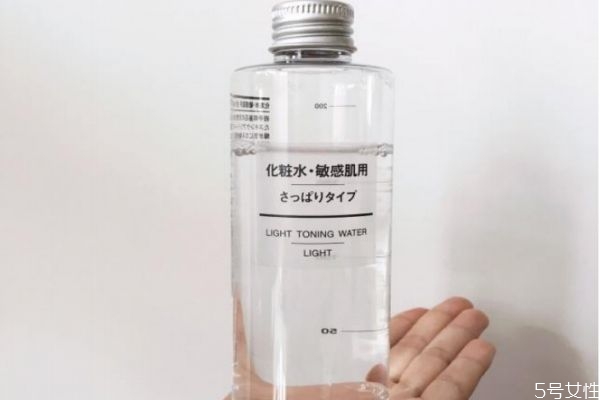 臉上過(guò)敏還可以用化妝水嗎 臉過(guò)敏用什么化妝水