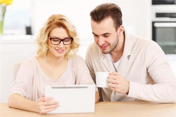 男人愛上一個人的眼神是什么樣的 男人對女人有好感的眼神 男人愛上一個人的眼神是什么樣的 男人對女人有好感的眼神