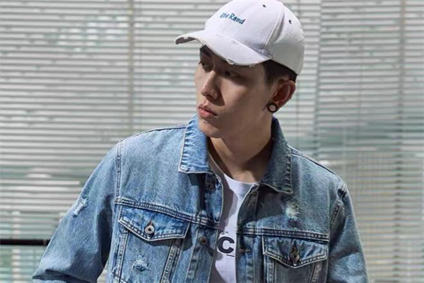 牛仔外套配什么帽子好看 牛仔外套搭配帽子圖片 牛仔外套配什么帽子好看 牛仔外套搭配帽子圖片