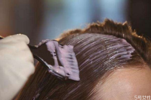 自己染頭發(fā)要注意什么 在家染發(fā)的主要事項 自己染頭發(fā)要注意什么 在家染發(fā)的主要事項