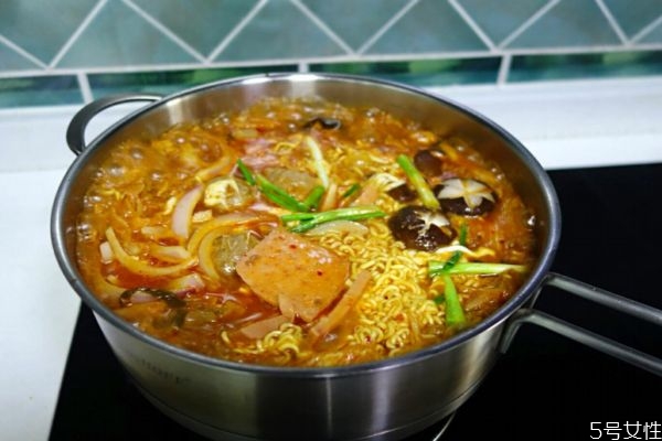 什么是部隊火鍋 部隊火鍋是什么 什么是部隊火鍋 部隊火鍋是什么