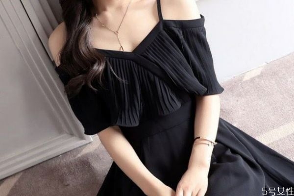 吊帶裙適合搭配什么鞋子 吊帶裙應該怎么搭配鞋子 吊帶裙適合搭配什么鞋子 吊帶裙應該怎么搭配鞋子