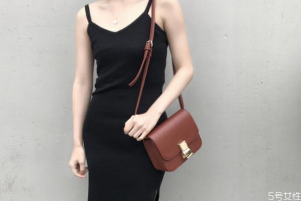 吊帶裙適合搭配什么鞋子 吊帶裙應該怎么搭配鞋子 吊帶裙適合搭配什么鞋子 吊帶裙應該怎么搭配鞋子