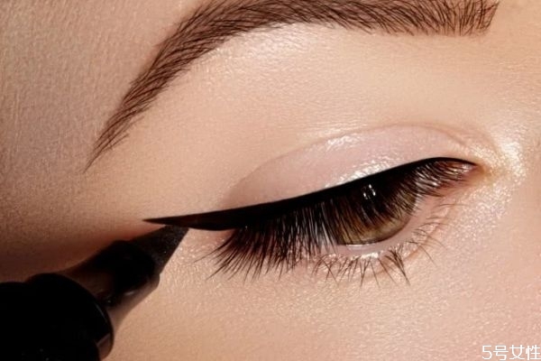 畫內(nèi)眼線好還是外眼線 畫內(nèi)眼線會被看出來嗎 畫內(nèi)眼線好還是外眼線 畫內(nèi)眼線會被看出來嗎