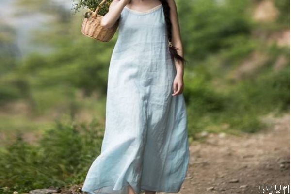 吊帶裙太透了怎么辦 吊帶裙應(yīng)該怎么搭配