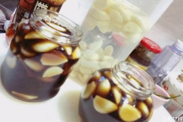 怎么去除容器里的蒜味 容器里的蒜味怎么去除 怎么去除容器里的蒜味 容器里的蒜味怎么去除