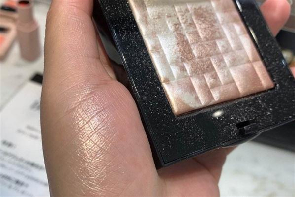 芭比波朗五花肉高光真假辨別 芭比波朗五花肉高光怎么用 芭比波朗五花肉高光真假辨別 芭比波朗五花肉高光怎么用