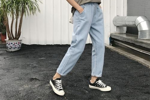 寬松牛仔褲搭配的注意事項(xiàng) 寬松牛仔褲搭配的雷區(qū) 寬松牛仔褲搭配的注意事項(xiàng) 寬松牛仔褲搭配的雷區(qū)