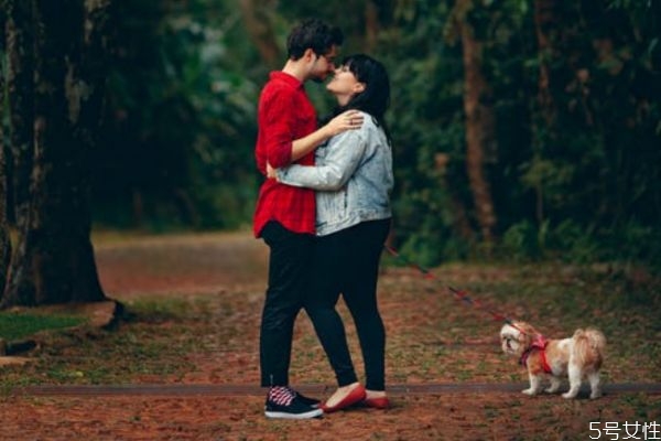 老公不心疼你的表現(xiàn) 疼你的男人會有這幾個表現(xiàn) 老公不心疼你的表現(xiàn) 疼你的男人會有這幾個表現(xiàn)