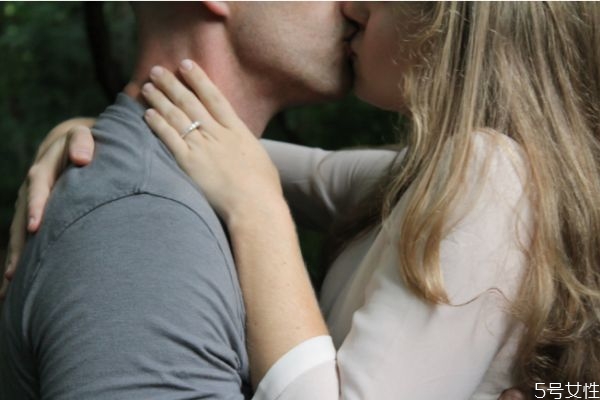 老公不心疼你的表現(xiàn) 疼你的男人會有這幾個表現(xiàn) 老公不心疼你的表現(xiàn) 疼你的男人會有這幾個表現(xiàn)