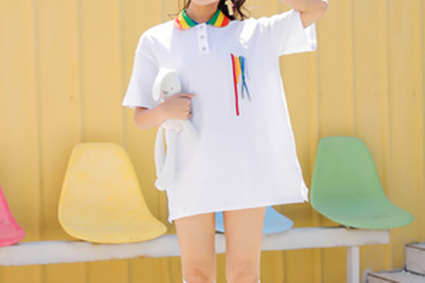 夏季女生怎樣搭配polo衫顯可愛 夏季polo衫有哪些搭配方法 夏季女生怎樣搭配polo衫顯可愛 夏季polo衫有哪些搭配方法