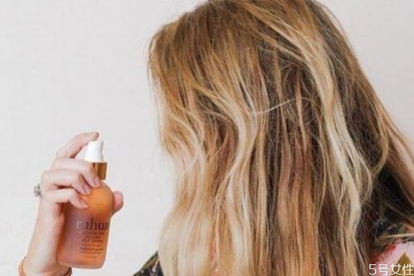 固定頭發(fā)的噴霧叫什么 頭發(fā)毛躁用什么噴霧 固定頭發(fā)的噴霧叫什么 頭發(fā)毛躁用什么噴霧