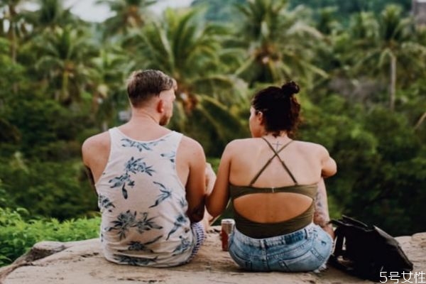 如何看出兩個人有曖昧 兩個人曖昧的表現(xiàn)