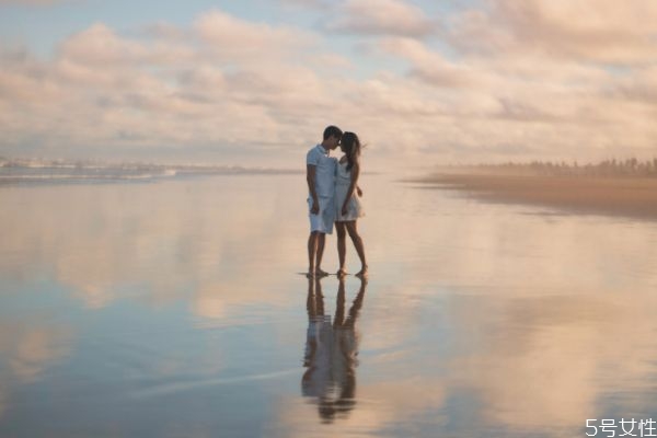 如何跟男朋友聊天 怎么和男朋友聊天有話題 如何跟男朋友聊天 怎么和男朋友聊天有話題