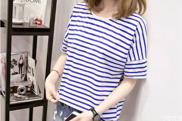 藍(lán)白條紋T恤怎么搭配服裝 藍(lán)白條紋T恤的搭配技巧 藍(lán)白條紋T恤怎么搭配服裝 藍(lán)白條紋T恤的搭配技巧