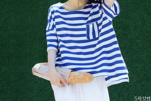 藍(lán)白條紋T恤怎么搭配服裝 藍(lán)白條紋T恤的搭配技巧 藍(lán)白條紋T恤怎么搭配服裝 藍(lán)白條紋T恤的搭配技巧