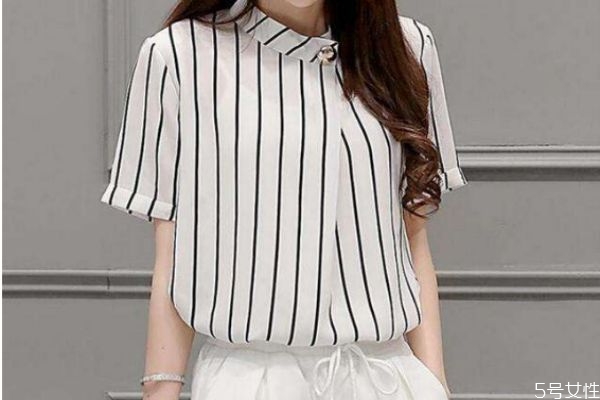 條紋服裝應(yīng)該怎么搭配 條紋服裝的搭配方法 條紋服裝應(yīng)該怎么搭配 條紋服裝的搭配方法