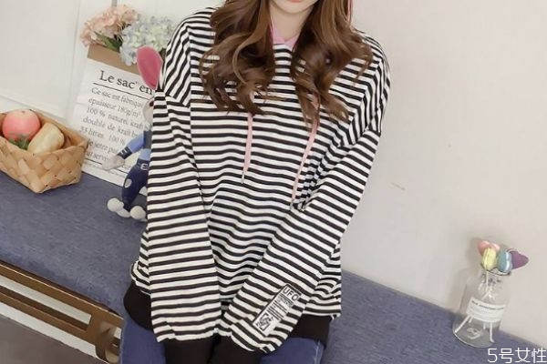 條紋服裝應(yīng)該怎么搭配 條紋服裝的搭配方法 條紋服裝應(yīng)該怎么搭配 條紋服裝的搭配方法