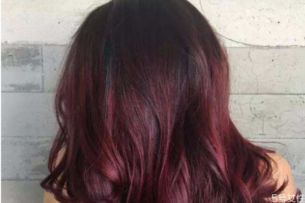 酒紅色頭發(fā)需要漂嗎 酒紅色頭發(fā)適合人群 酒紅色頭發(fā)需要漂嗎 酒紅色頭發(fā)適合人群
